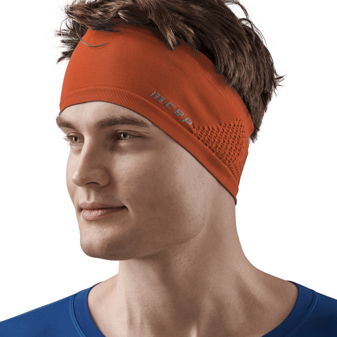 Tiara para clima frio, laranja escuro, modelo masculino com vista frontal