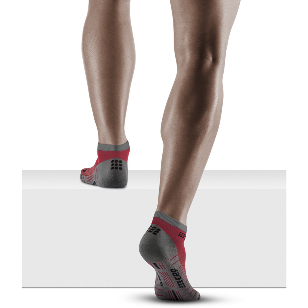 Calcetines de compresión de corte bajo de merino ligero Hiking, hombres, baya/gris, modelo de vista posterior