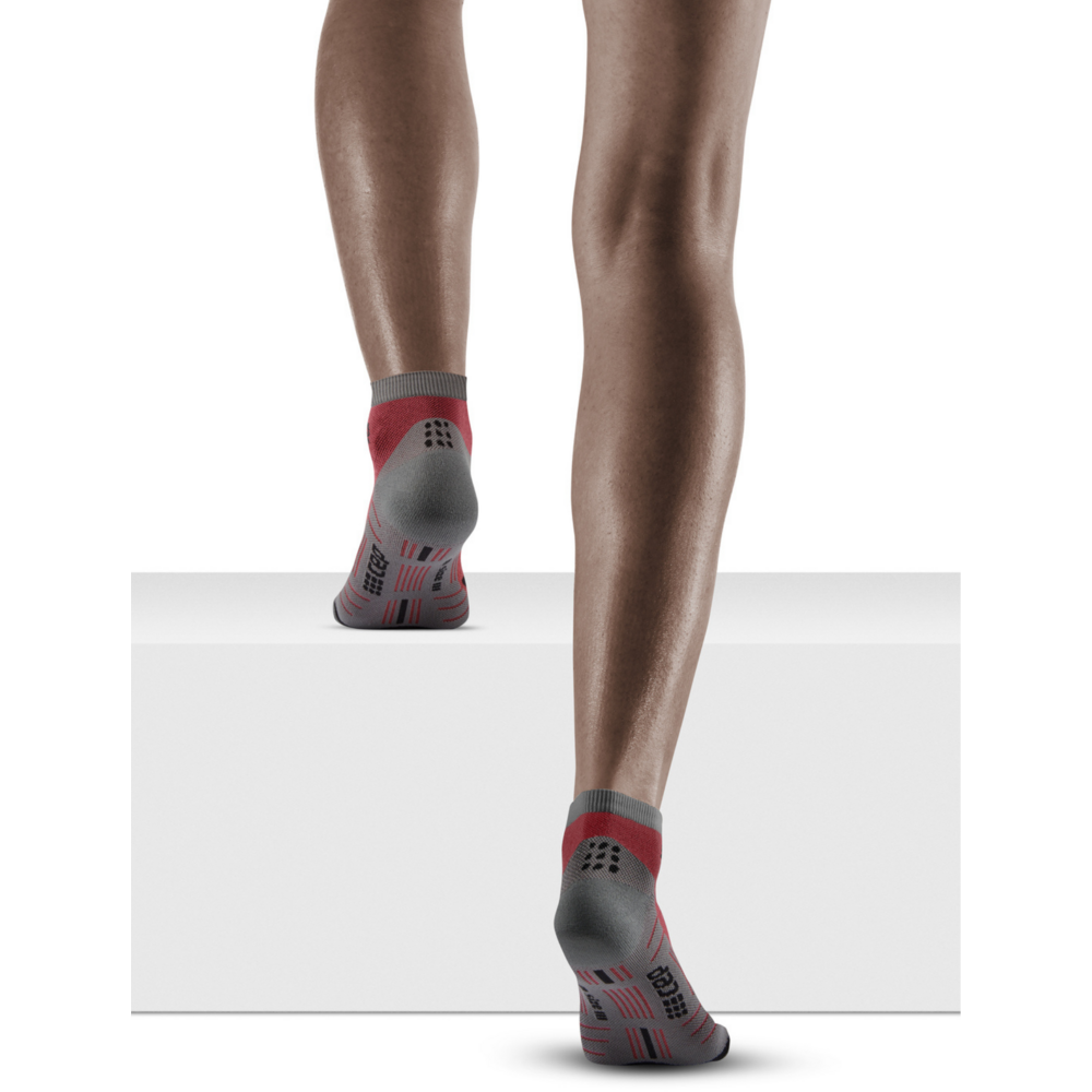 Calcetines de compresión de corte bajo de merino ligero trekking, mujeres, baya/gris, modelo vista posterior