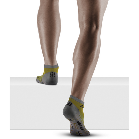 Calcetines de compresión de corte bajo de merino ligero de senderismo, hombres, oliva/gris, modelo de vista posterior