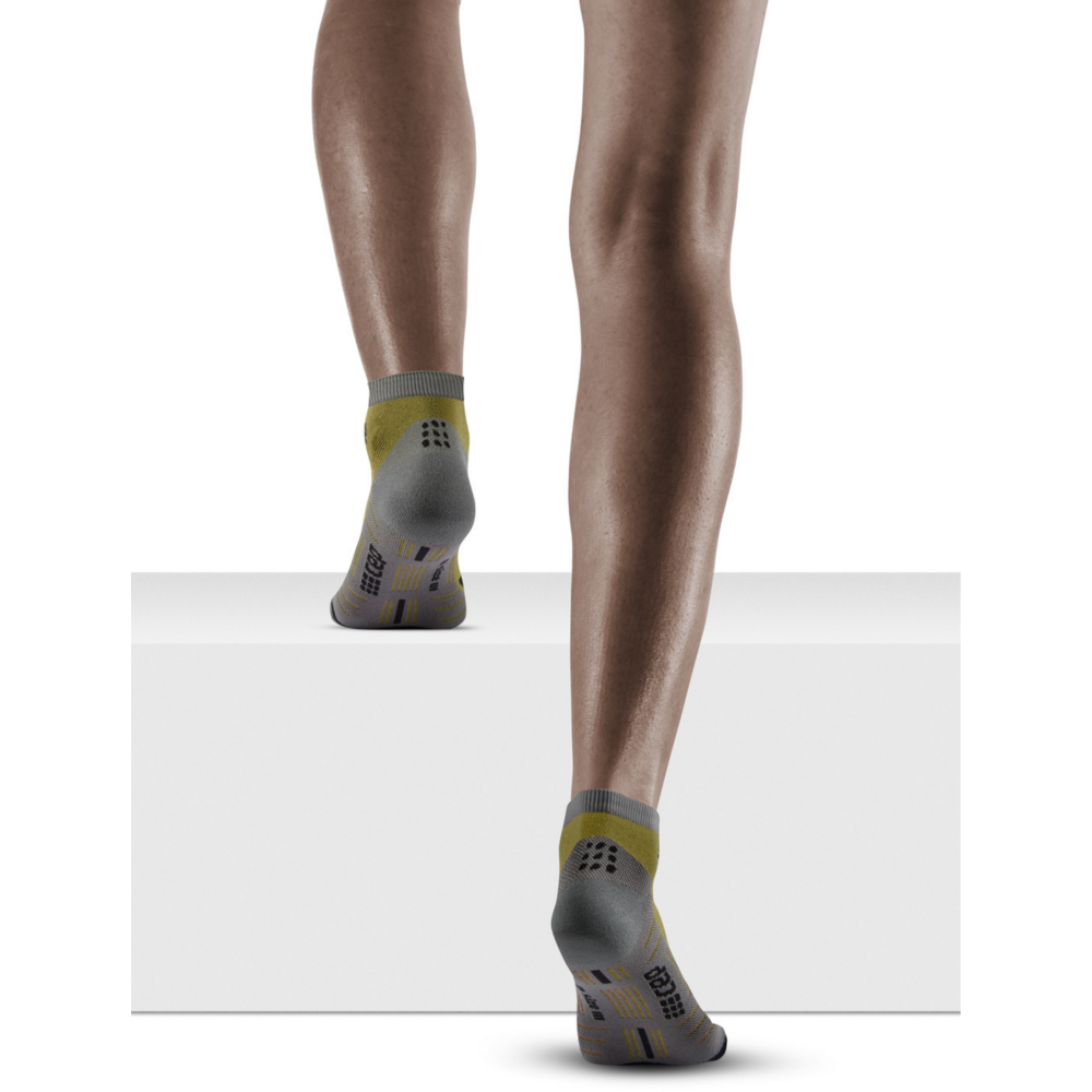 Calcetines de compresión de corte bajo de merino ligero senderismo, mujeres, oliva/gris, modelo vista trasera