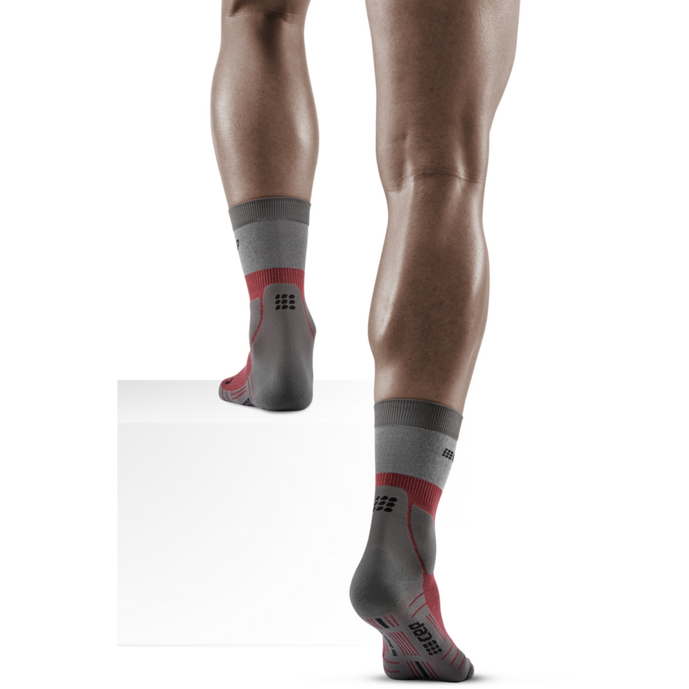 Calcetines de compresión de corte medio de merino ligero Hiking, hombres, baya/gris, modelo de vista posterior
