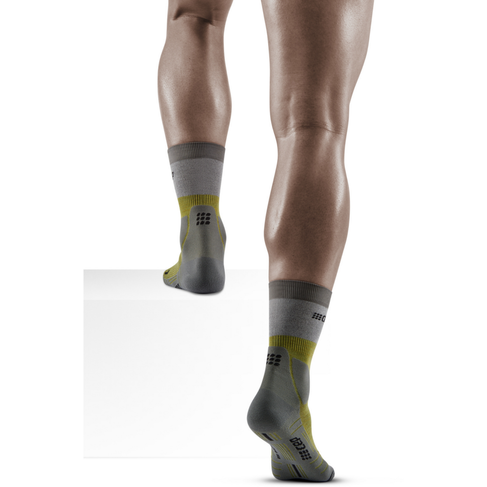 Calcetines de compresión de corte medio de merino ligero de senderismo, hombres, oliva/gris, modelo de vista posterior