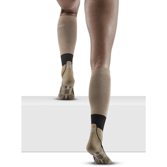 Κάλτσες συμπίεσης ψηλές μερίνο πεζοπορίας, γυναικείες, άμμος/γκρι, μοντέλο πίσω όψης