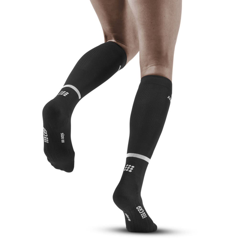 The run compresión calcetines altos 4.0, mujer, negro, modelo vista trasera