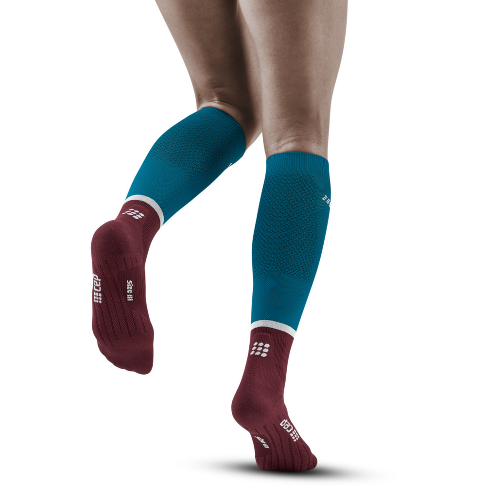 The run compresión calcetines altos 4.0, mujer, petróleo/rojo oscuro, modelo vista atrás