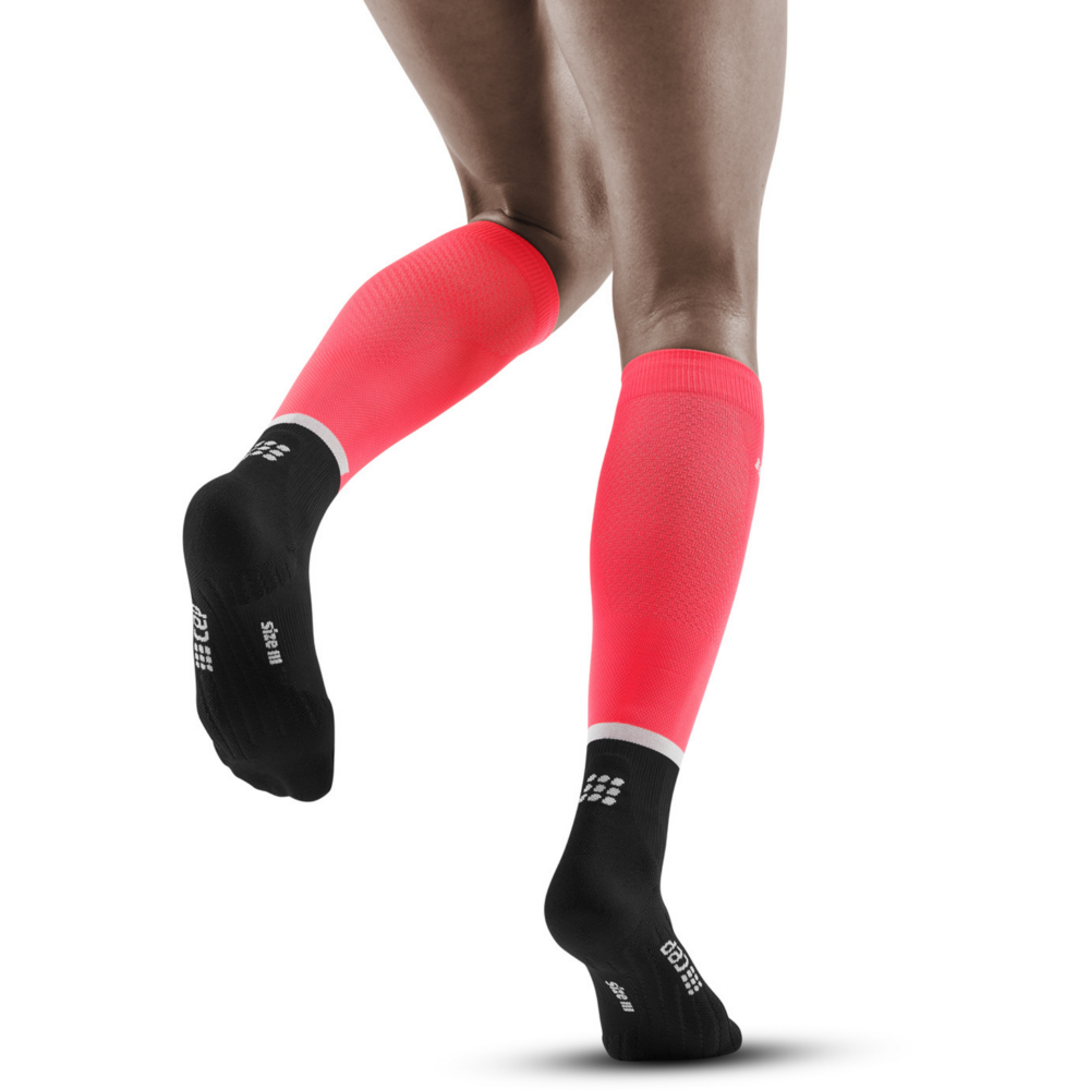The run compression ψηλές κάλτσες 4.0, γυναικείες, ροζ/μαύρες, μοντέλο πίσω όψης