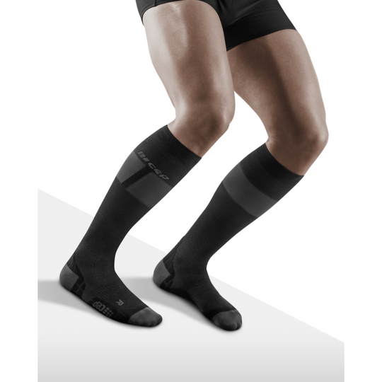 Ανδρικές Κάλτσες Υψηλής Συμπίεσης Σκι, Μαύρο/Σκούρο Γκρι, Μοντέλο Μπροστινής Όψης
