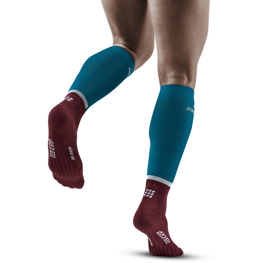 The run calcetines altos de compresión 4.0, hombre, petróleo/rojo oscuro, modelo vista atrás
