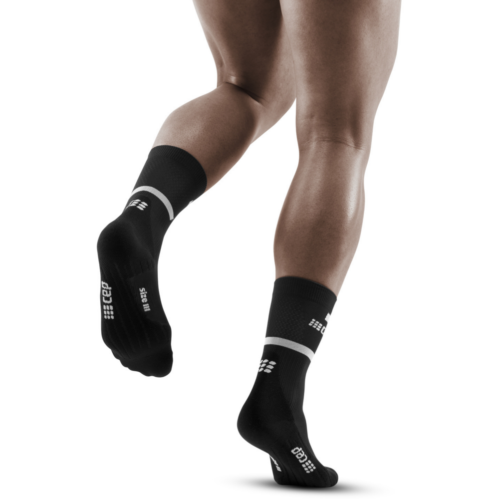 The run calcetines de compresión media caña 4.0, hombre, negro, modelo vista trasera