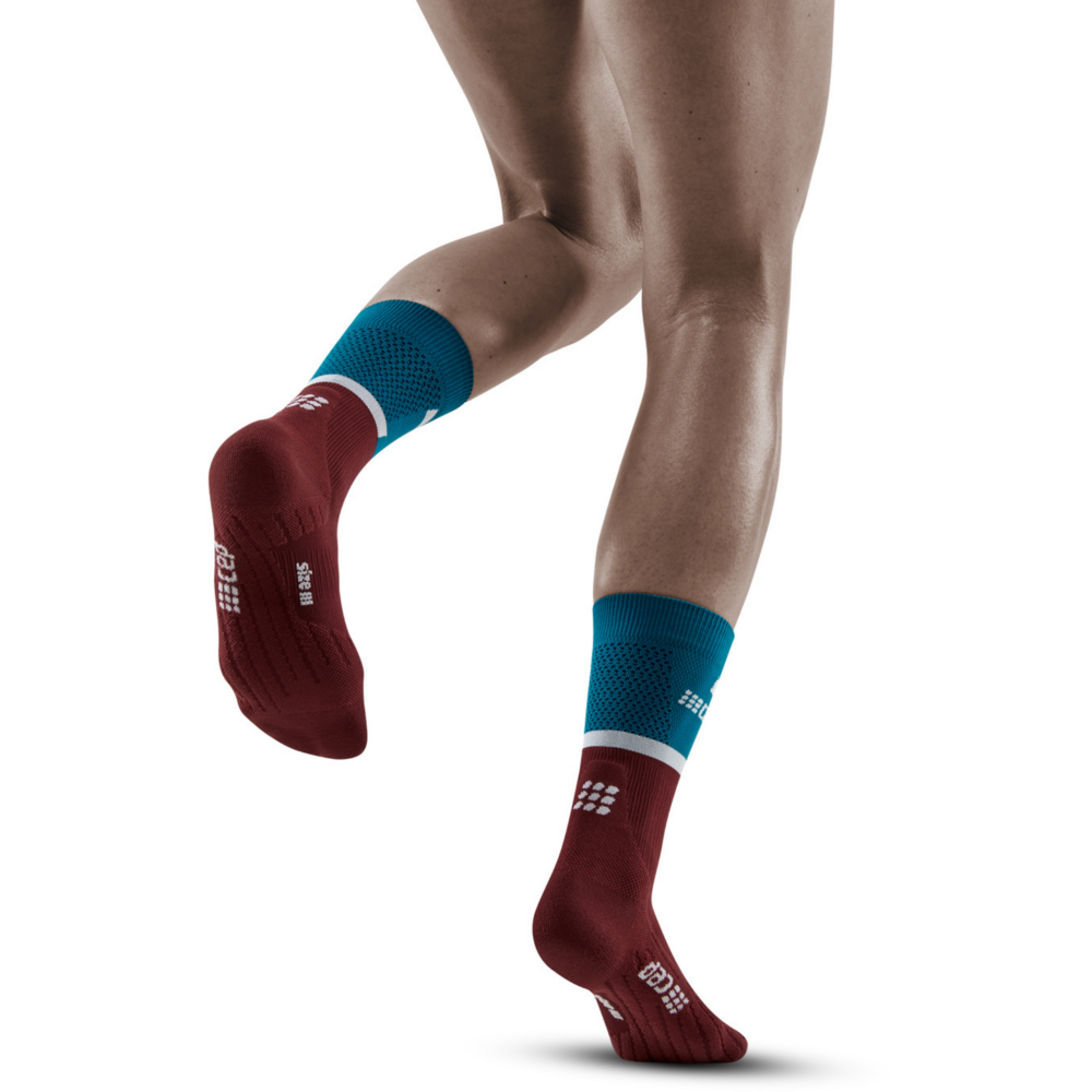 The run calcetines de compresión media caña 4.0, mujer, petróleo/rojo oscuro, modelo vista atrás