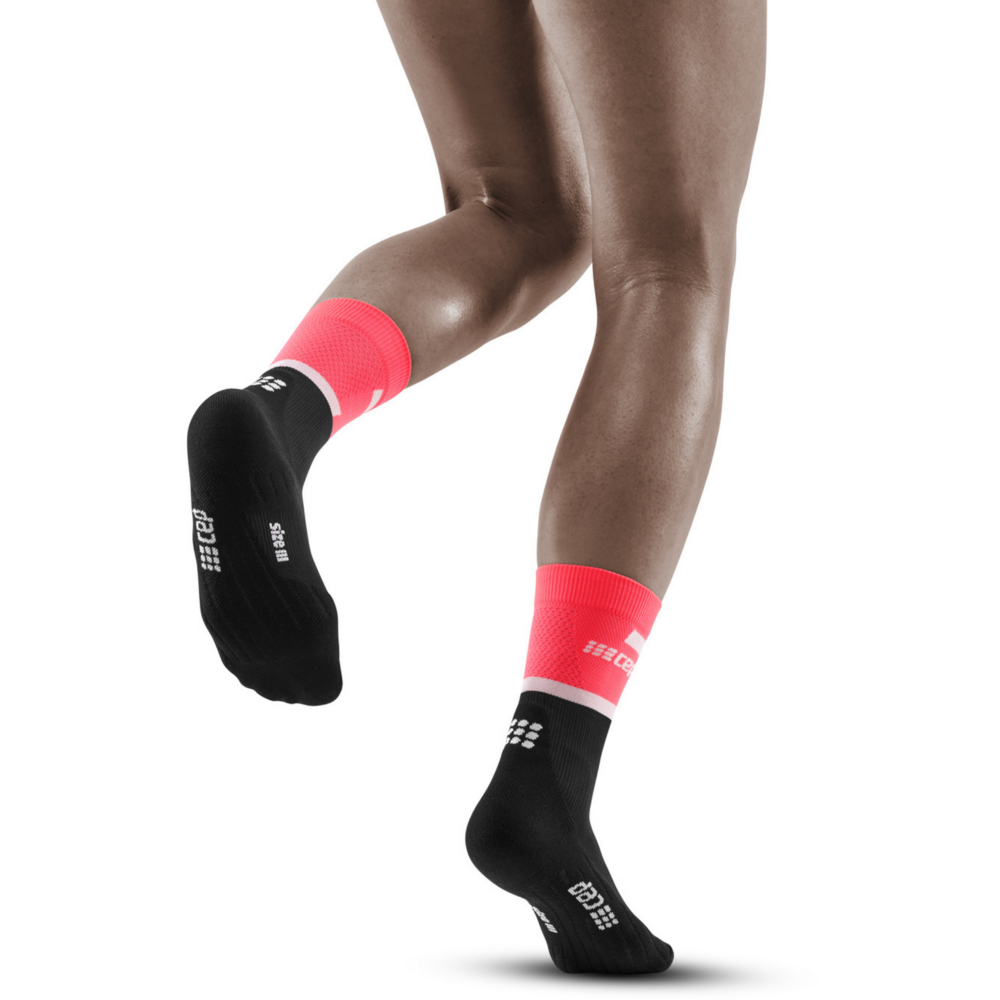 The Run Compression Mid Cut Socks 4.0, Women, Pink/Black, Back View Model