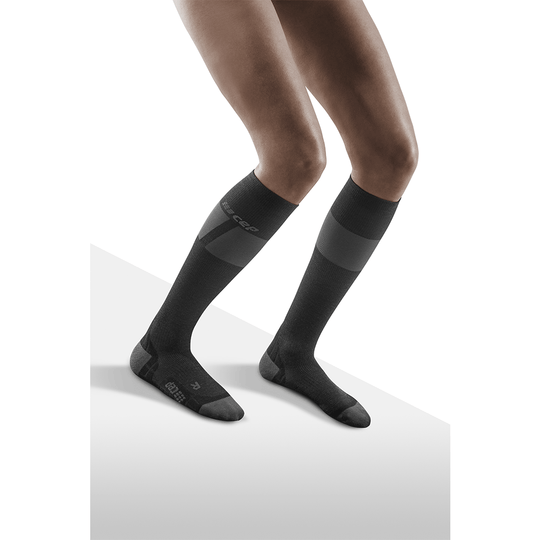 Κάλτσες σκι υπέρελαφρες ψηλές συμπίεσης, γυναικείες, μαύρο/σκούρο γκρι, μοντέλο μπροστινής όψης
