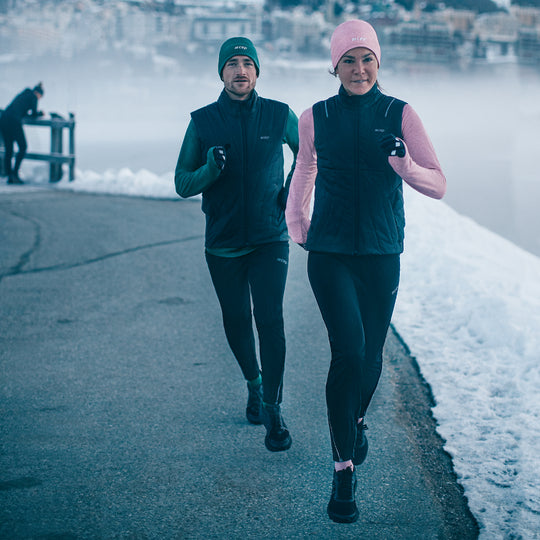 Χειμερινό γιλέκο τρεξίματος, γυναίκες, μαύρο, lifestyle 2