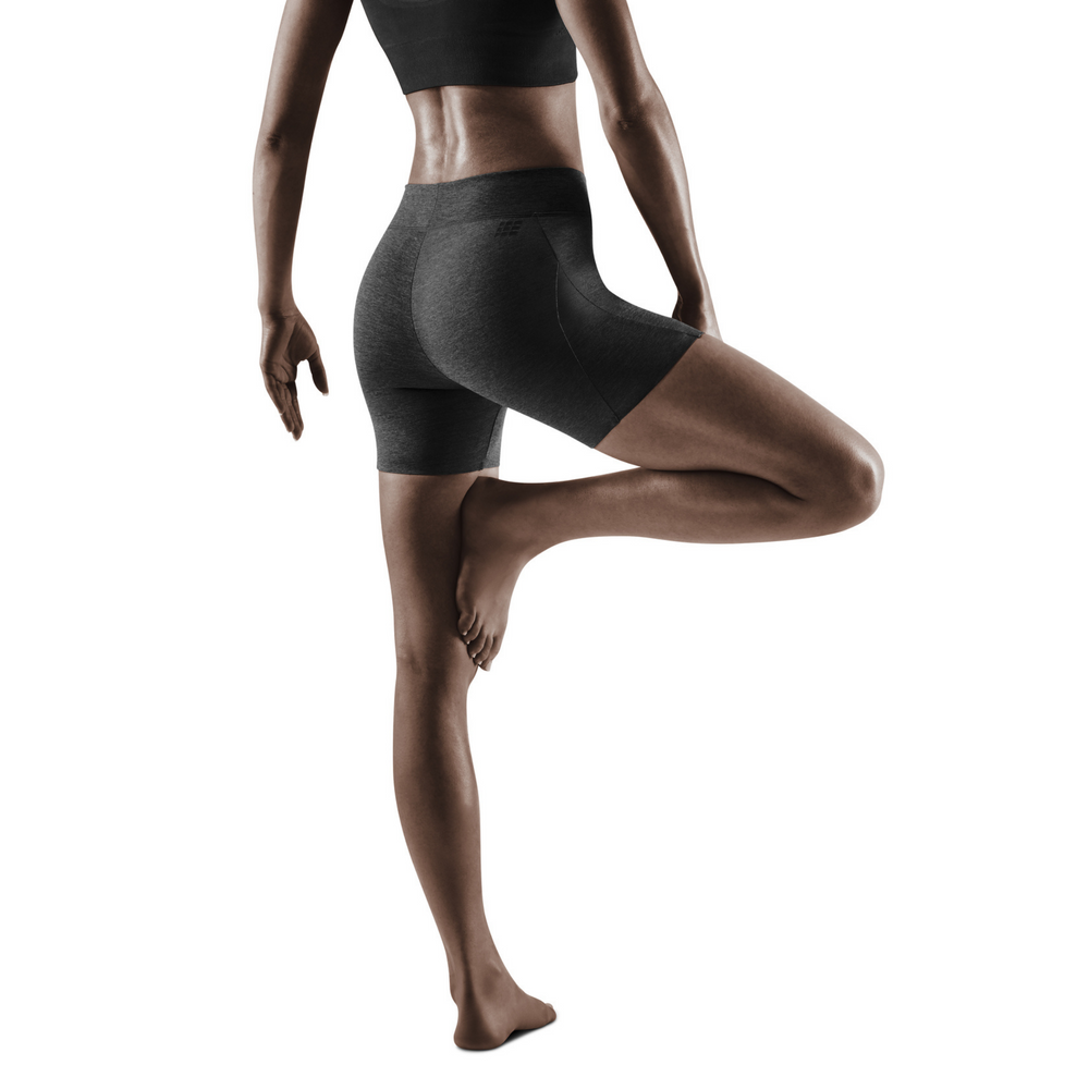 Shorts ativos de treino, feminino, preto, modelo com vista traseira