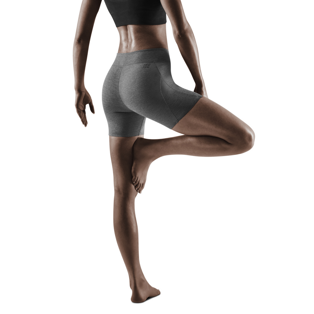 Shorts ativos de treino, feminino, cinza melange, modelo com vista traseira