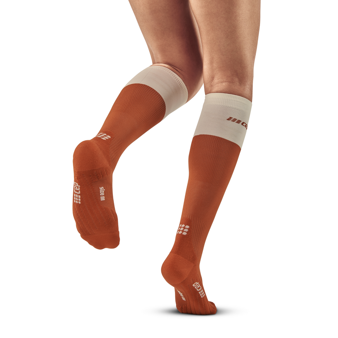 Ανθισμένες ψηλές κάλτσες συμπίεσης, γυναίκες, τζίντζερ/λευκό, μοντέλο με οπίσθια όψη