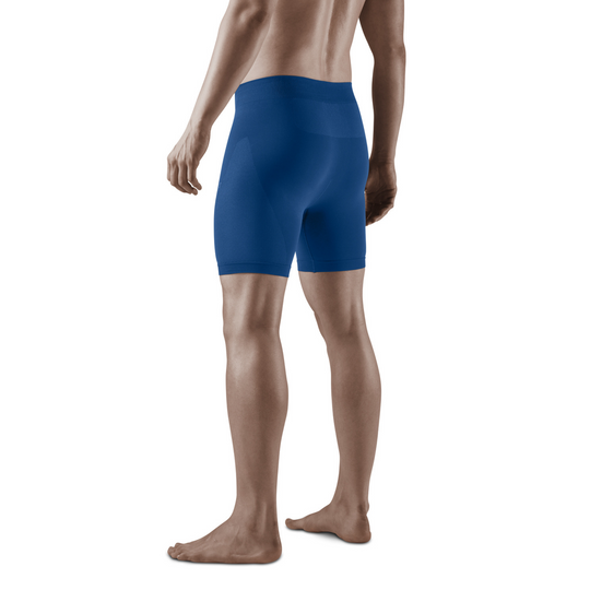 Pantalón corto base para clima frío, hombre, azul real, modelo vista desde atrás
