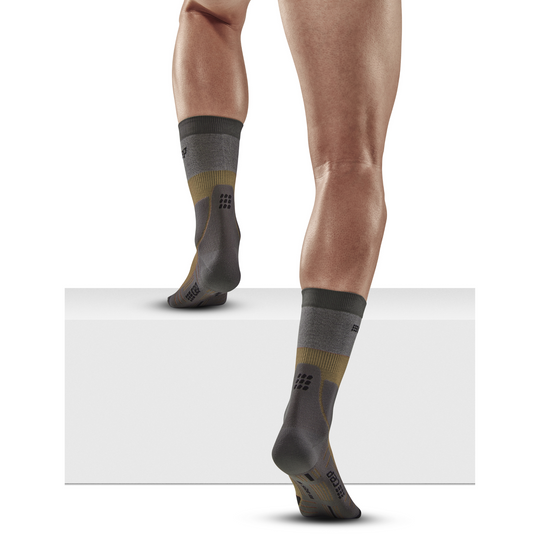 Calcetines de compresión de corte medio de merino ligero Hiking, hombres, beige/gris, modelo de vista posterior