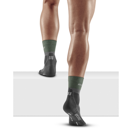 Meias de compressão merino para caminhada, corte médio, masculino, verde/cinza, modelo com vista traseira