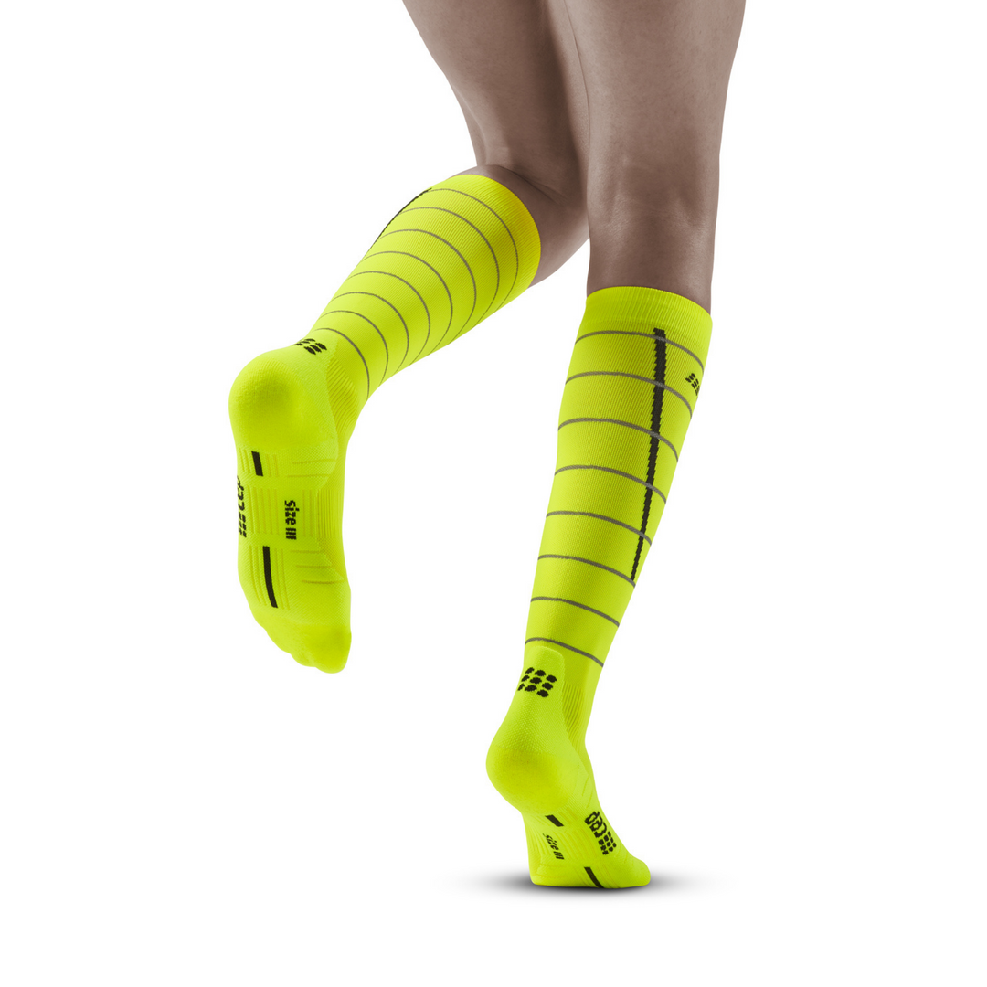 Ανακλαστικές ψηλές κάλτσες συμπίεσης, γυναικείες, νέον κίτρινο/ασημί, μοντέλο πίσω όψης