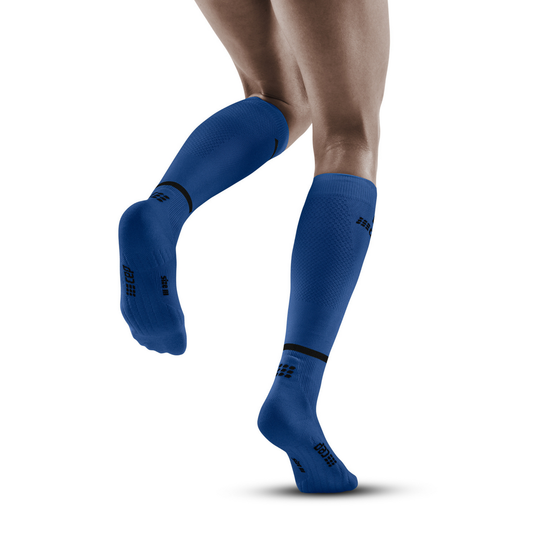 The run compresión calcetines altos 4.0, mujer, azul/negro, modelo vista trasera
