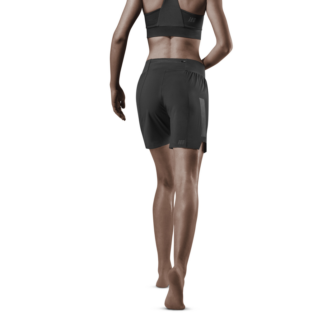 Shorts Run Loose Fit, feminino, preto, modelo com vista traseira