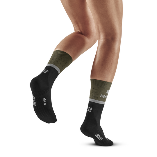 The run calcetines de compresión media caña 4.0, mujer, oliva/negro, modelo vista trasera