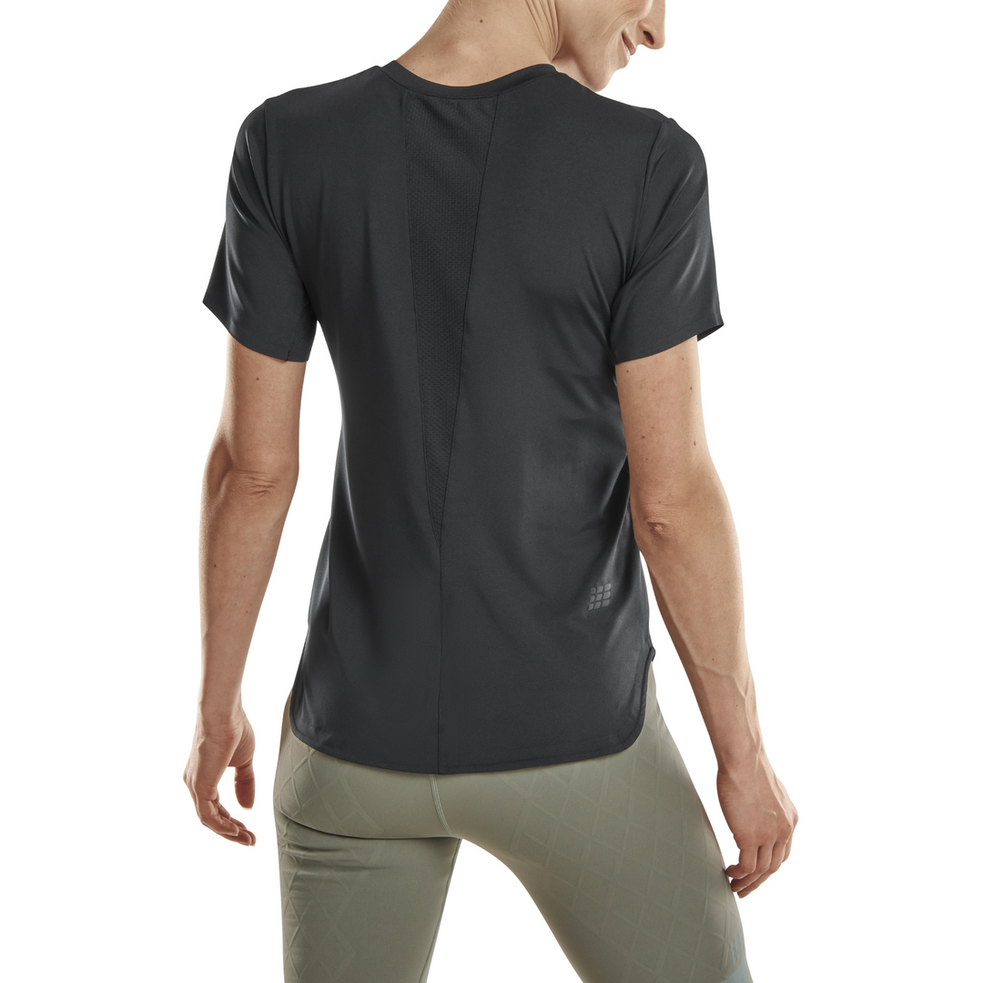 Camisa run manga curta 4.0, feminina, preta, modelo vista traseira