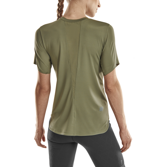 Camisa Run manga curta 4.0, feminina, oliva, modelo vista traseira