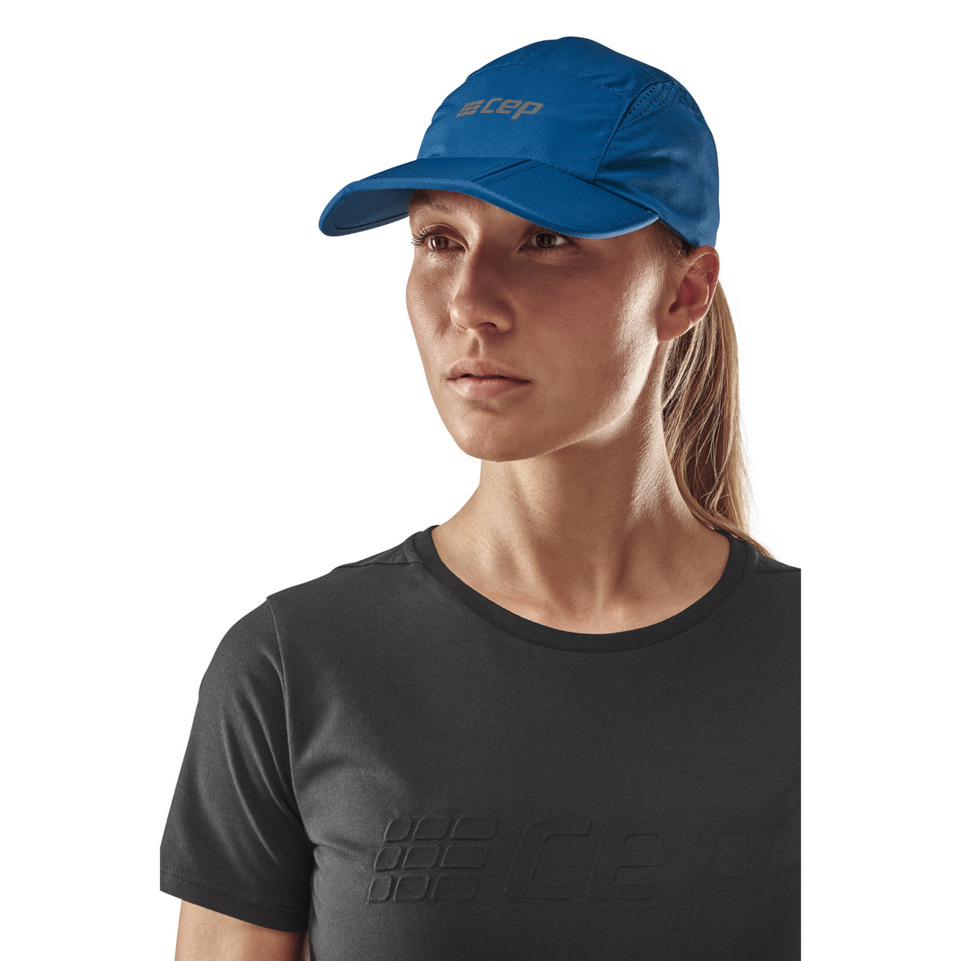 Gorra Run, azul, modelo vista frontal, mujer