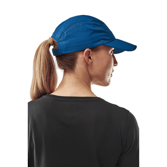 Gorra Run, azul, modelo vista trasera, mujer