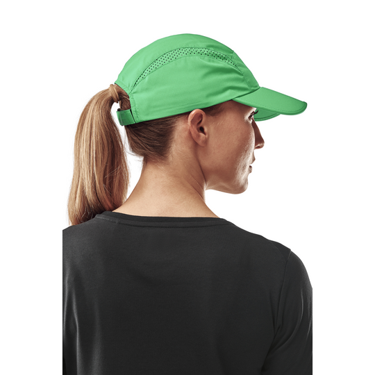 Gorra Run, verde, modelo vista trasera, mujer