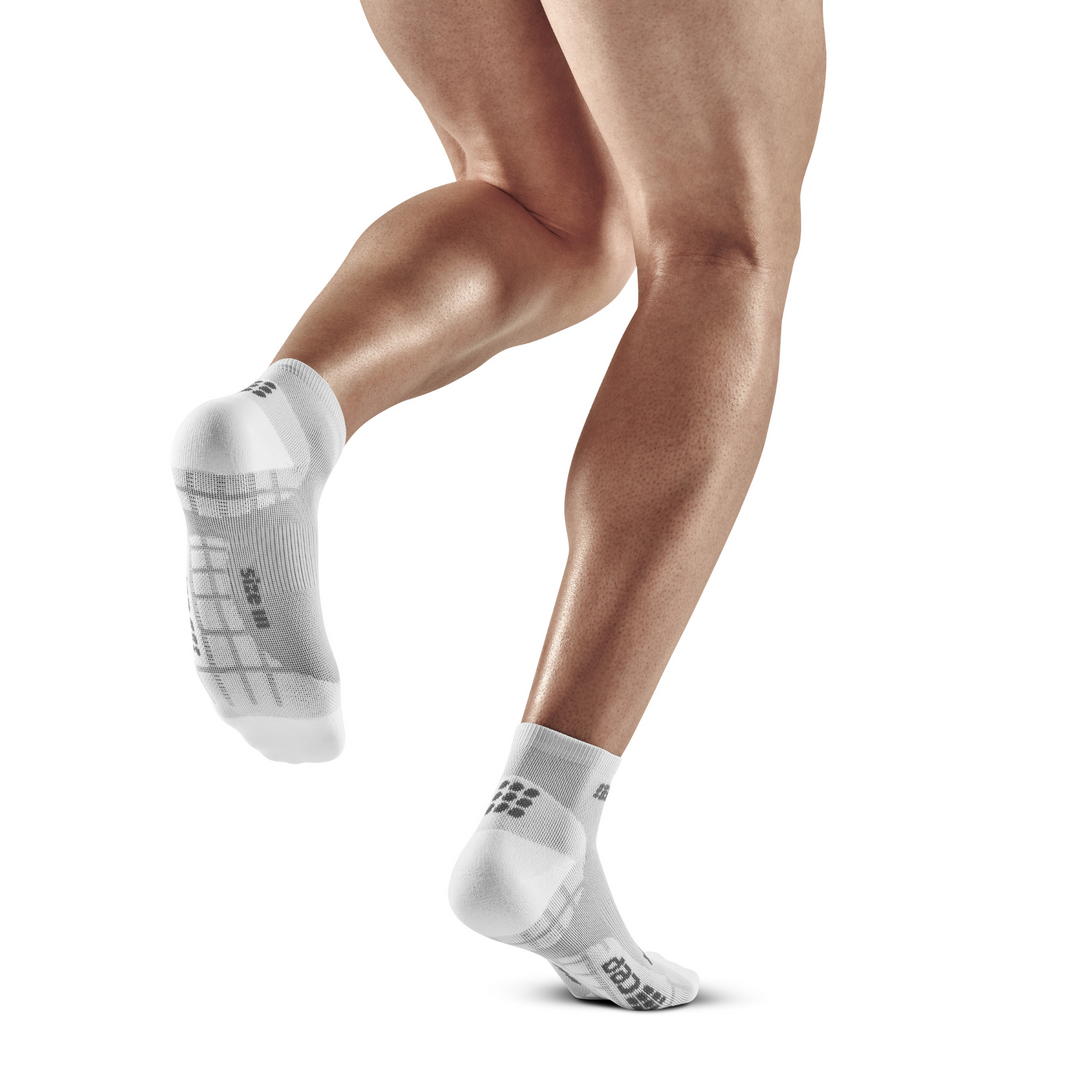 Εξαιρετικά Ελαφριές Κάλτσες Συμπίεσης Χαμηλής Κοπής, Ανδρικές, Carbon/Λευκά, Μοντέλο Οπίσθιας Όψης