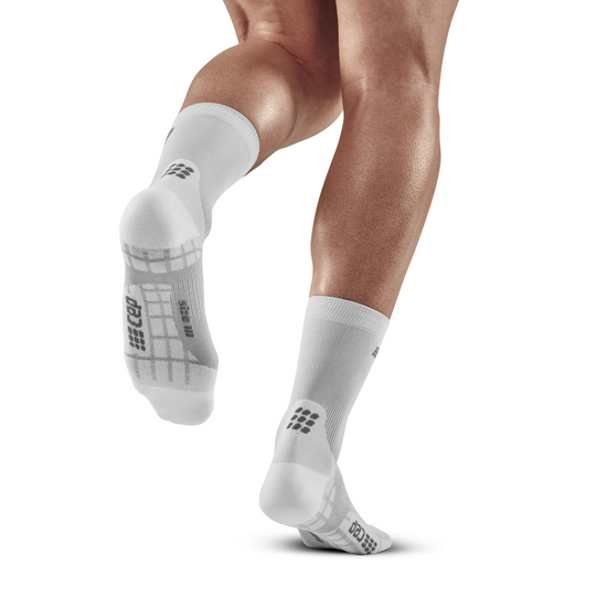 Calcetines de compresión cortos ultraligeros, hombre, carbono/blanco, modelo vista trasera