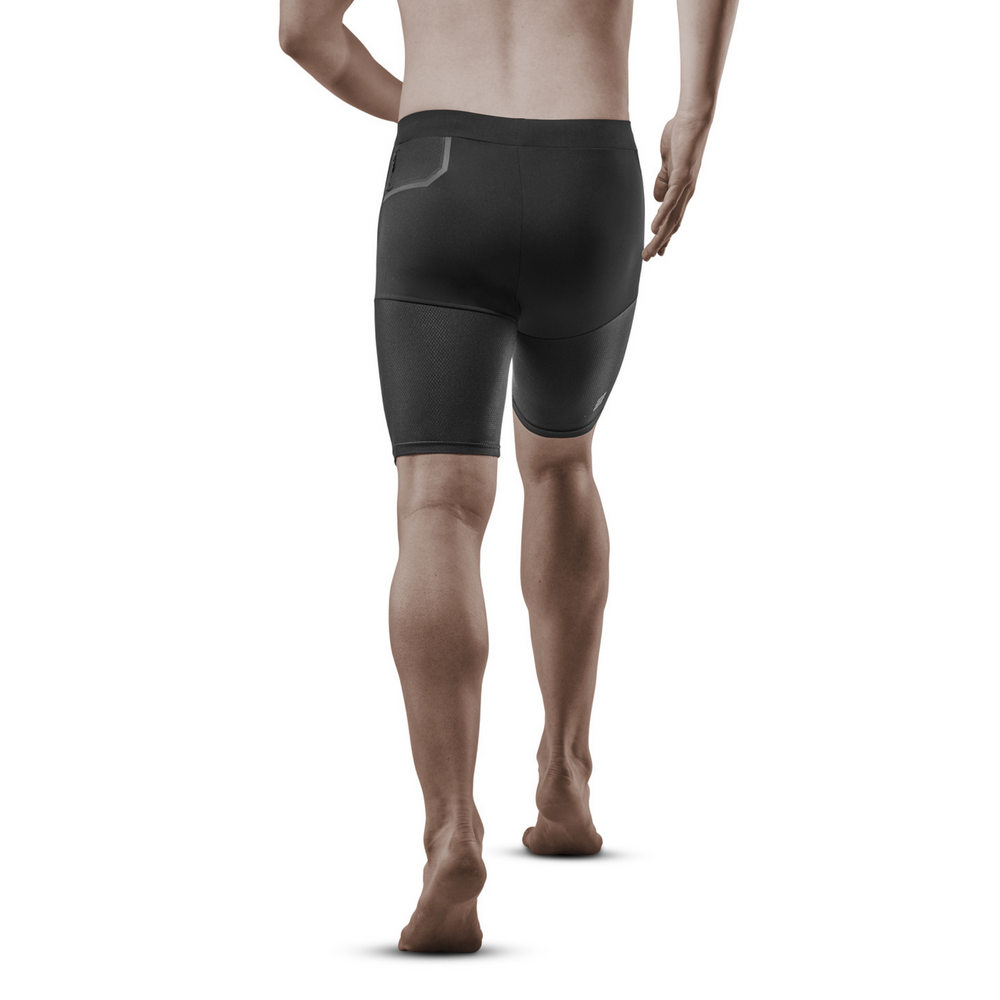 Pantalón corto ultraligero, hombre, negro, modelo vista de espaldas
