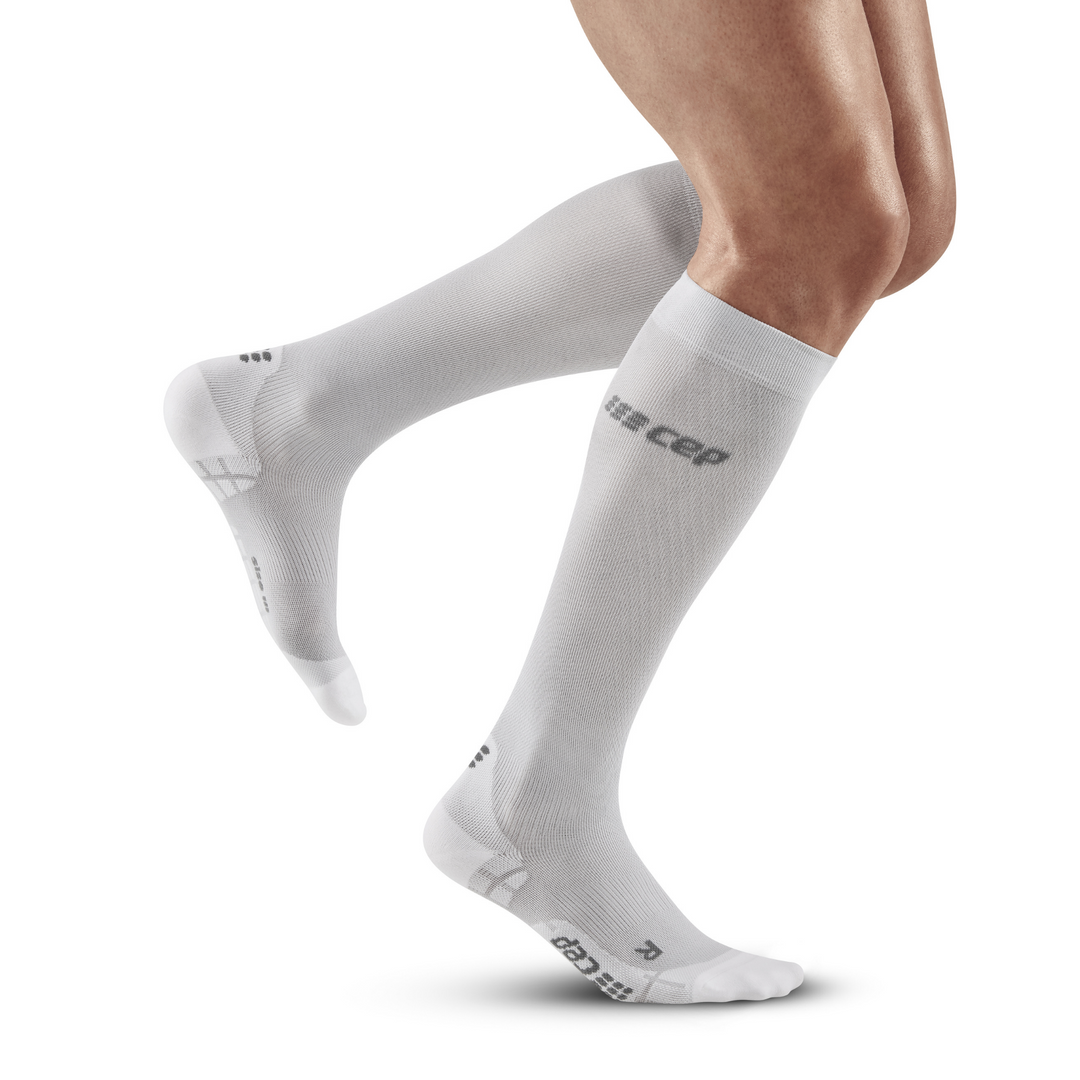 Εξαιρετικά ελαφριές ψηλές κάλτσες συμπίεσης, ανδρικές, carbon/λευκά