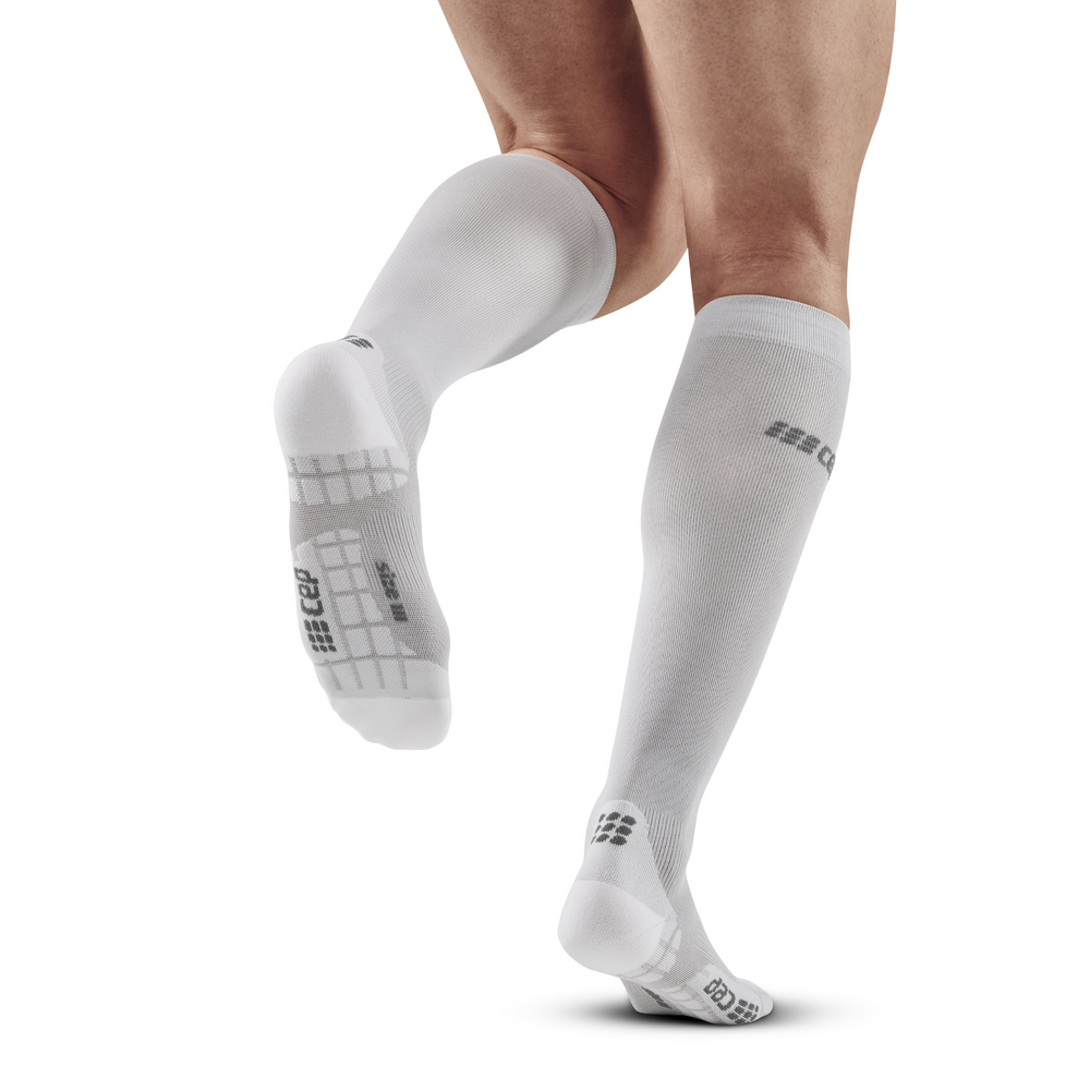 Υπέρελαφρες ψηλές κάλτσες συμπίεσης, ανδρικές, carbon/λευκά, μοντέλο οπίσθιας όψης